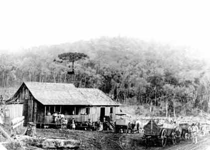 Casa di agricoltori con tetto a scandole in località Dourado - Aratiba. Rio Grande do Sul (Brasile), 1920 ca. Biblioteca Comunale di Vittorio Veneto